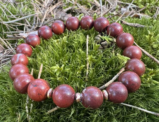 Ķiršu sarkani brūnā Jašmas rokassorādze (10mm bumbiņas)