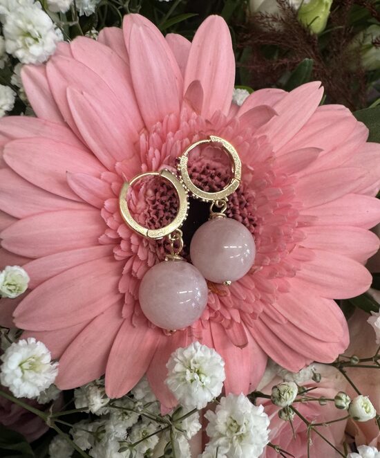 Madagaskāras rožu kvarca auskari  apzeltīti slēgtu aizdari 10 mm bumbiņām
