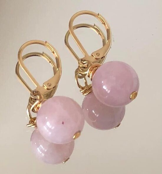 Madagaskāras rožu kvarca auskari ar nerūsējošā tērauda slēgtu aizdari 10 mm bumbiņām