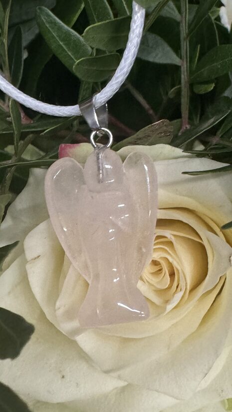 Rožu kvarca kuloniņš eņģelītis