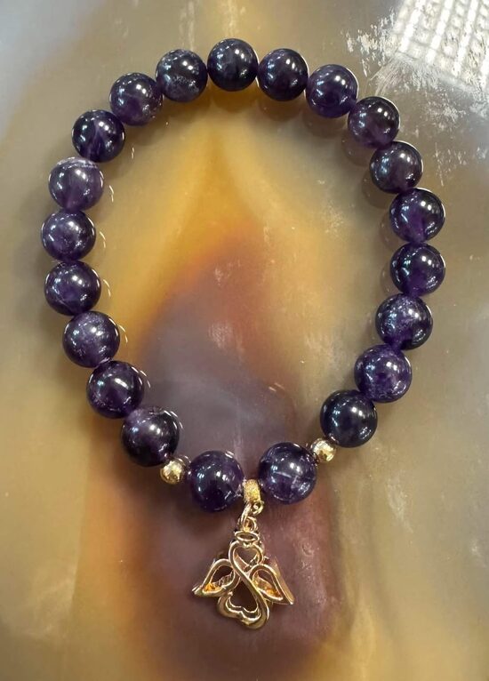 Ametista aproce ar eņģelīti