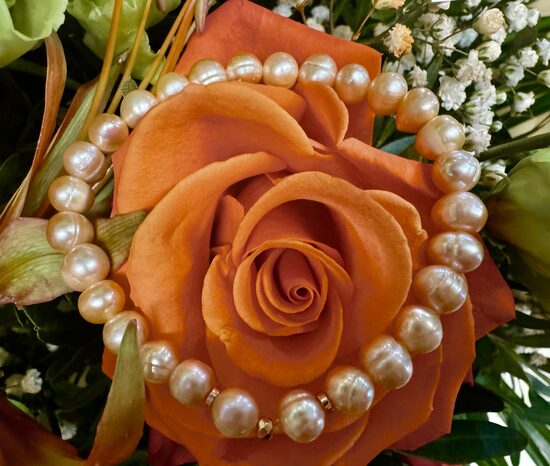 Pērļu rokassprādze krēmkrāsas