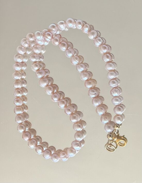 Pērļu kaklarota krēmīga 45 cm