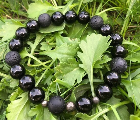 Obsidiāna aproce ar lavu un pirītu