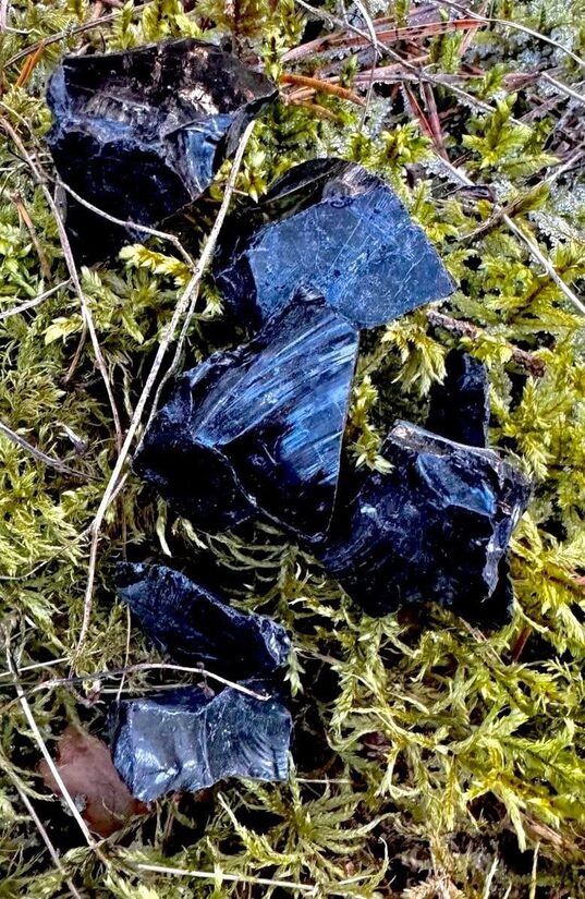 Obsidiāns neapstrādāts