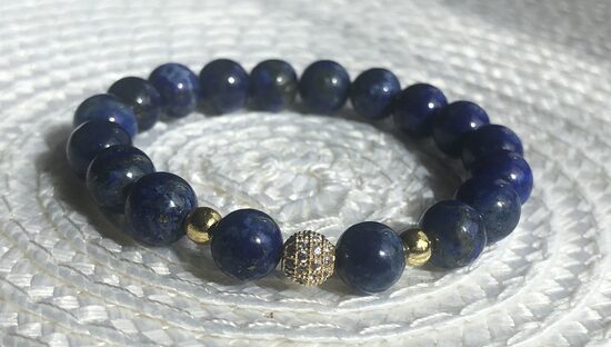 Lazurīta rokassprādze 8 mm bumbiņām ar zelta krāsas cirkoni