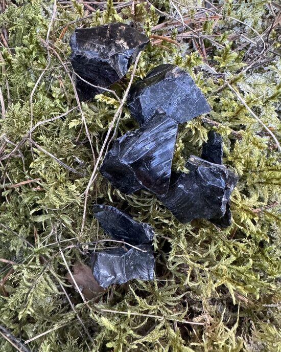 Obsidiāns neapstrādāts