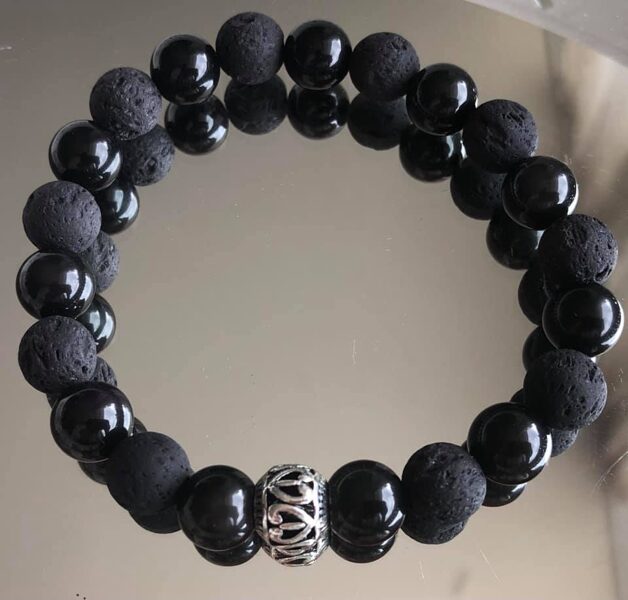Aproce no obsidiāna un lavas ar metāla savienojumu