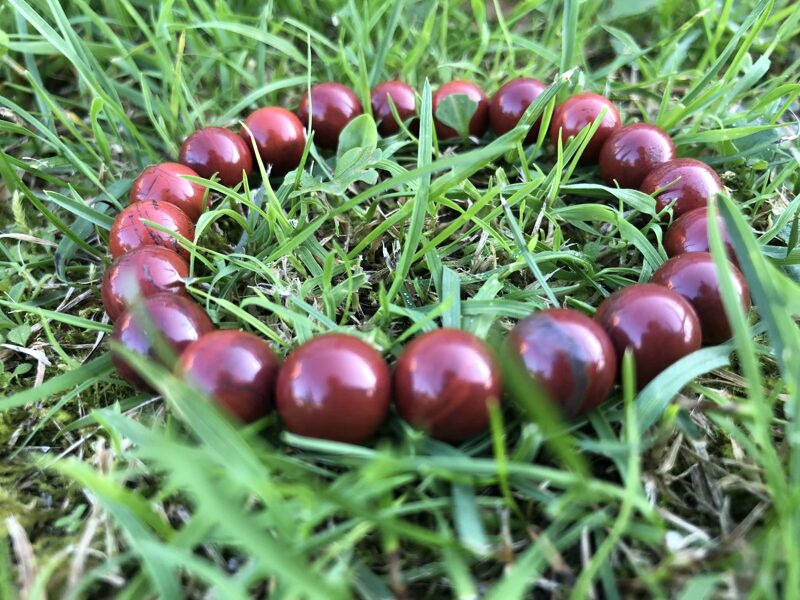 Tumši sarkanā Jašms rokassprādze (10mm bumbiņas)
