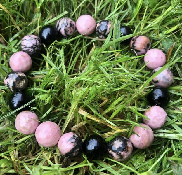 Sakrālā rota ar rodonītu, rodohrozītu un obsidiānu 10 mm bumbiņām