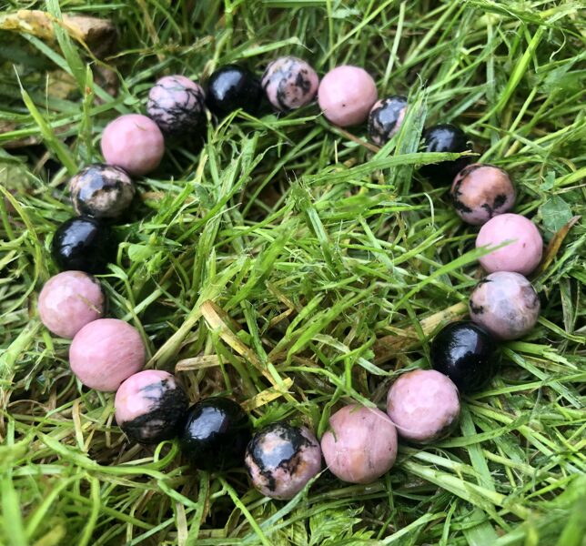 Rodonita un obsidiāna rokassprādze ar 10mm bumbiņām