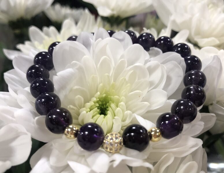 Ametista tumši violeta rokas rota 8 mm  ar zelta cirkonu