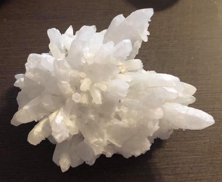 Kalna kristāls ar kalcītu